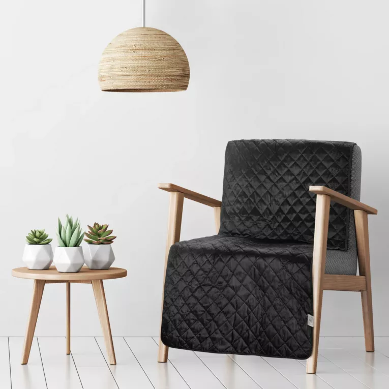 Narzuta welwetowa na fotel czarna 70x160 cm pikowana metodą hot press w geometryczny wzór LUIZ 5 DESIGN 91 Eurofirany