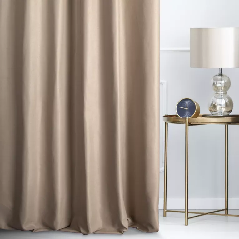 Tkanina zasłonowa z widocznym, strukturalnym wzorem i mocnym połyskiem