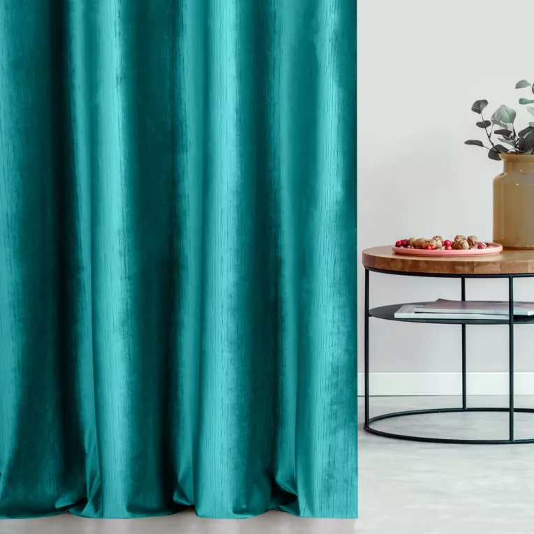Zasłona szyta na taśmie fala ciemnoturkusowa z tkaniny welwetowej w pionowe prążki, wykończona obciążnikiem