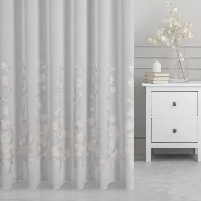 Firana szyta na taśmie fala naturalno pudrowo różowa z matowej etaminy o naturalnym wyglądzie, zdobiona haftem kwiatowym, wykończona obciążnikiem