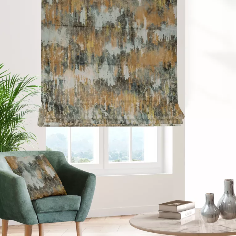 Roleta rzymska musztardowo srebrna z welwetowej tkaniny z błyszczącym nadrukiem