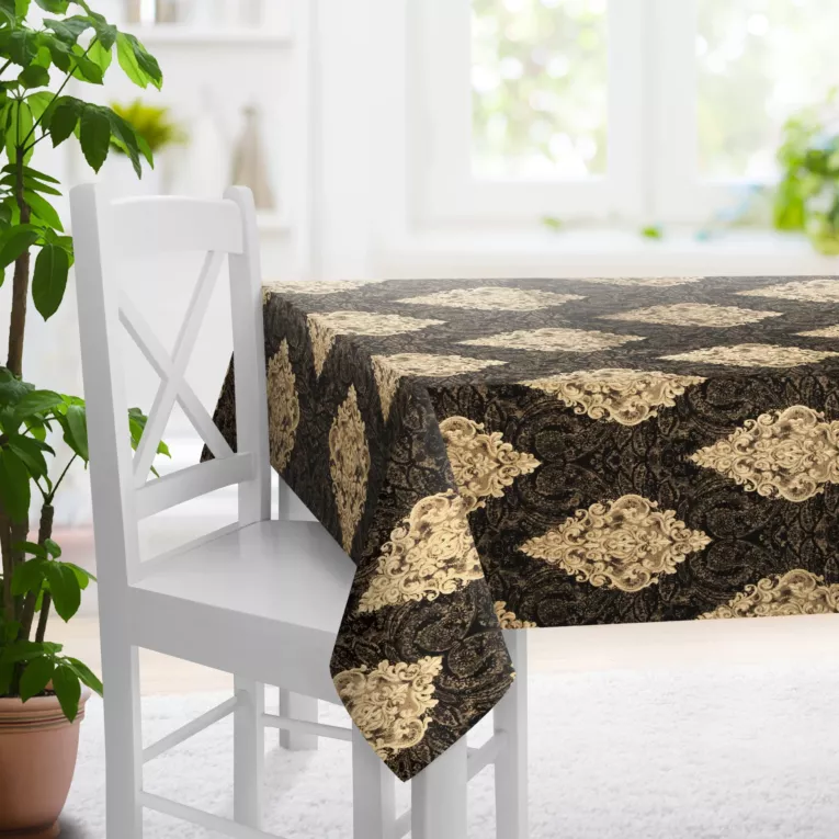 Obrus szyty czarno złoty z szenilowej tkaniny w drobny geometryczny wzór przetykany błyszczącą nicią
