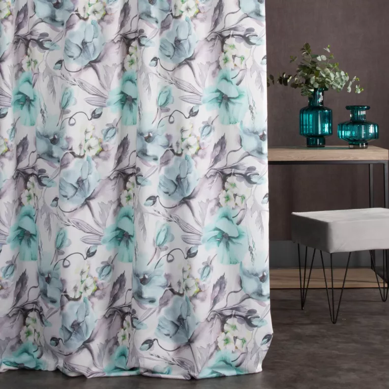 Zasłona szyta na taśmie fala NICOLA biało jasnoturkusowa z miękkiej tkaniny o naturalnym splocie w malarski kwiatowy wzór