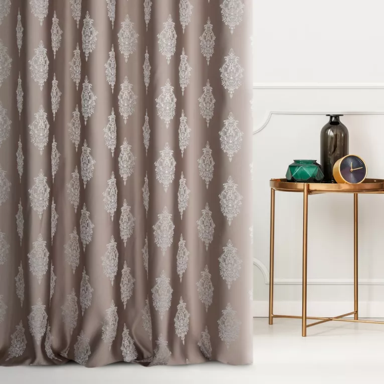 Zasłona szyta na taśmie fala ciemnobeżowo srebrna z eleganckiej tkaniny w drobny ornamentowy wzór