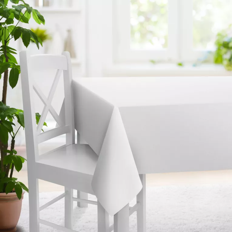 Obrus szyty biały z gładkiej tkaniny zaciemniającej typu dimout