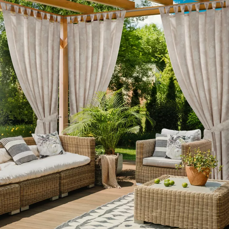 Zasłona pudrowo, kremowa z wodoodpornej tkaniny idealna do ogrodu i na taras 155x240 cm szelki/rzep GARDEN Eurofirany