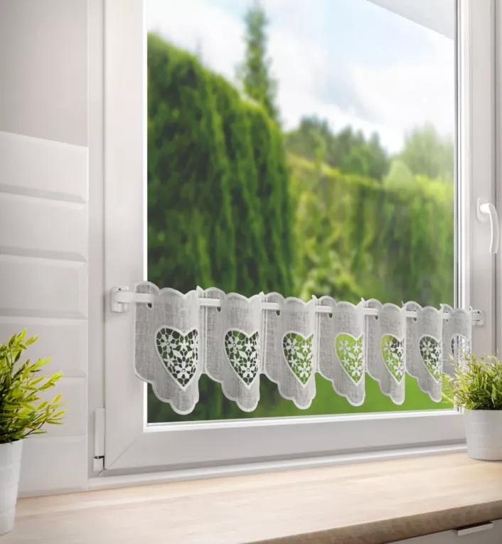 Tkanina firanowa zazdrostka z etaminy zdobiona haftowanymi ażurowymi sercami Eurofirany