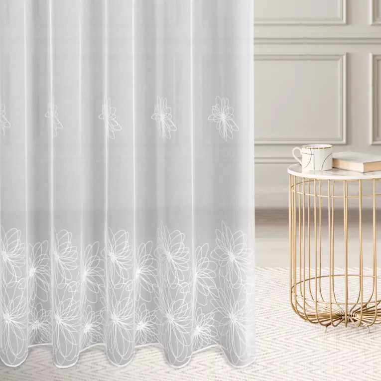 Firana szyta na taśmie 8 cm biała z miękkiej tkaniny typu ADEN, zdobionej haftem w kształcie kwiatów