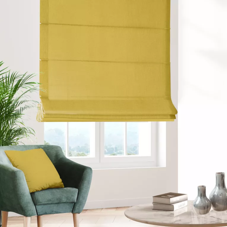 Roleta rzymska musztardowa z miękkiej, matowej tkaniny w drobny geometryczny wzór