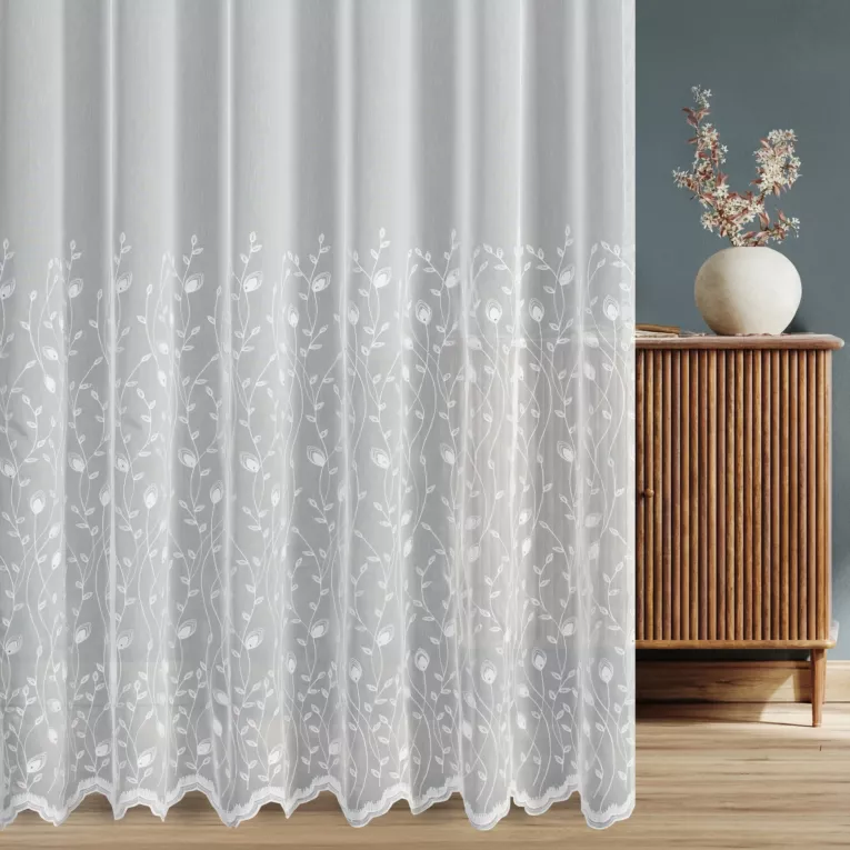Firana szyta na przelotkach biała z tkaniny z efektem deszczyku, zdobionej haftem roślinnym z kryształkami