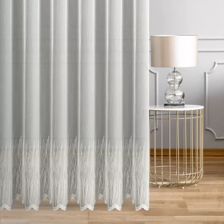 Firana szyta na taśmie 8 cm kremowa z matowej tkaniny typu ADEN z efektem deszczyku, zdobionej dołem fantazyjnym haftem