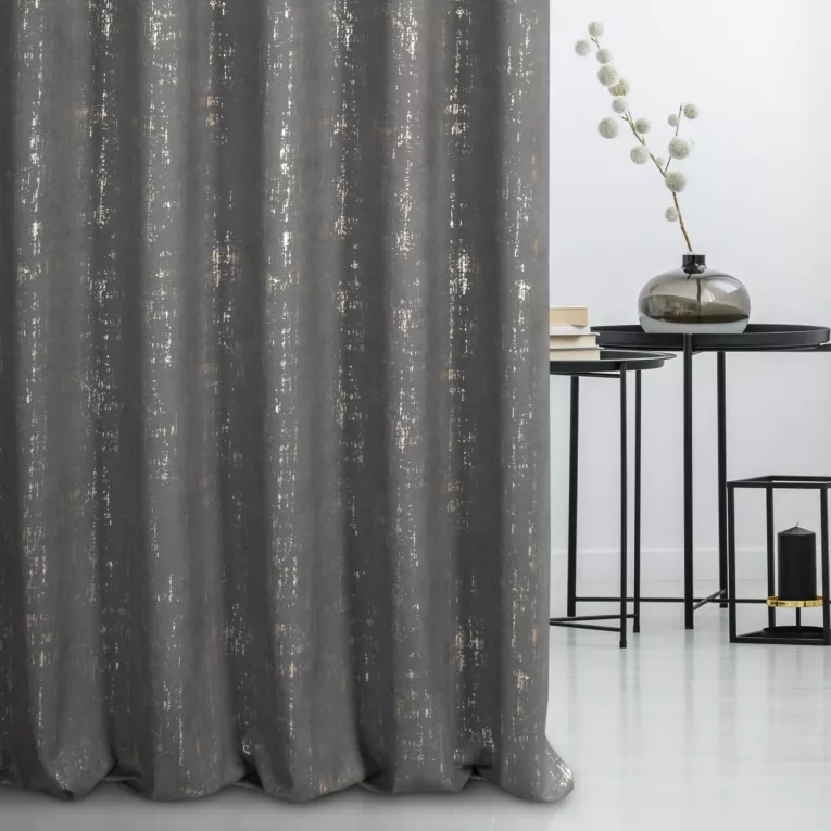 Zasłona szyta na przelotkach grafitowo złocista z miękkiej tkaniny o strukturze weluru z połyskliwym nadrukiem