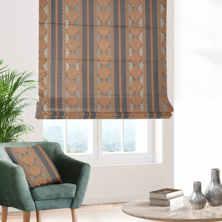 Roleta rzymska popielato miedziana elegancka z pasowym wzorem ornamentowym i połyskliwą nicią Italissima Eva Minge