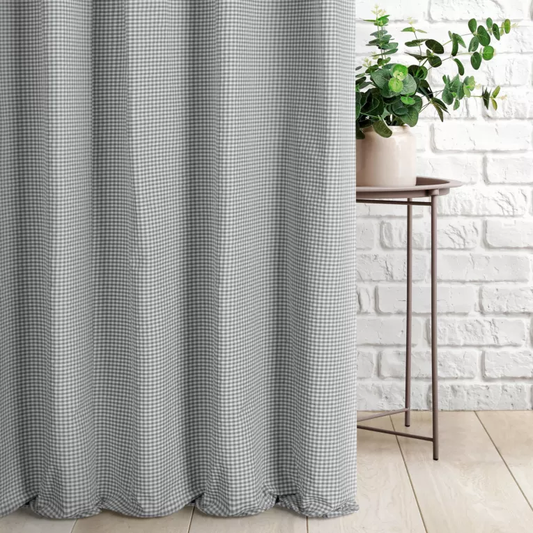 Zasłona szyta na przelotkach biało popielata z delikatnej tkaniny w kratkę