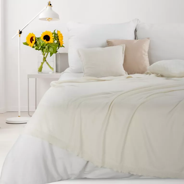 Koc  150x180 cm kremowy o miękki i delikatny o strukturze szenilu EMI Eurofirany