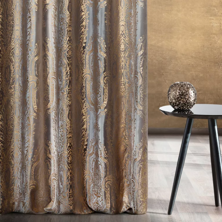 Zasłona szyta na taśmie fala jasnoszaro złocista z grubej welwetowej tkaniny w elegancki połyskujący wzór