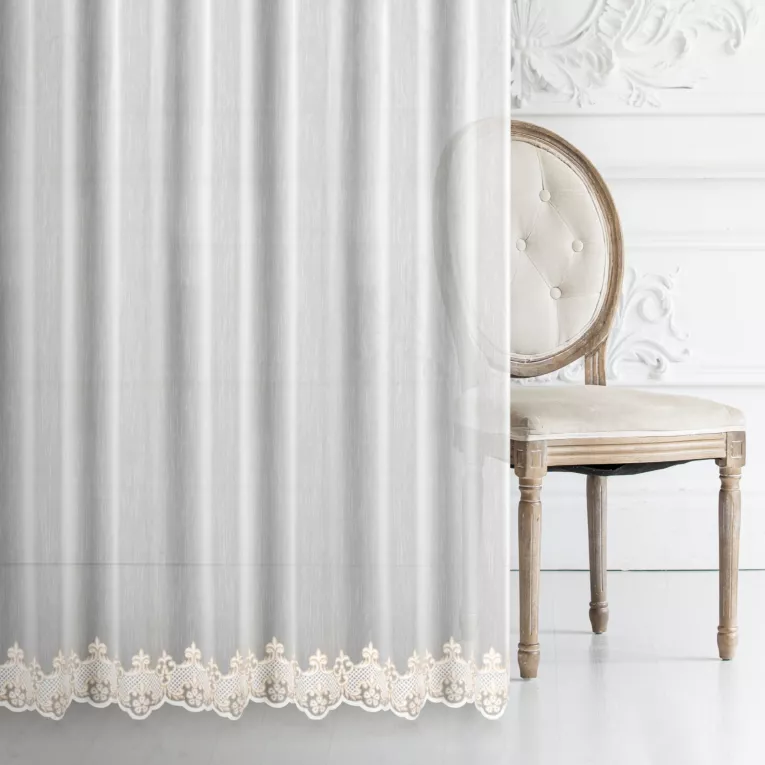 Firana szyta na taśmie 8 cm MORENA kremowo beżowa z delikatnej matowej tkaniny ozdobionej miękkim, łańcuszkowym haftem