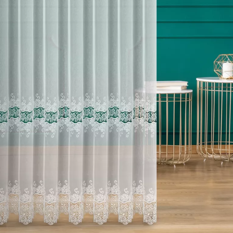 Tkanina firanowa typu markizeta zdobiona dwoma pasami gipiury i haftu, Eurofirany