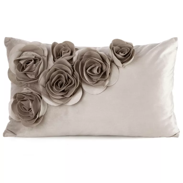 Poszewka na poduszkę 30 x 50 cm welwetowa kolor beżowy zdobiona aplikacja w róże Eurofirany