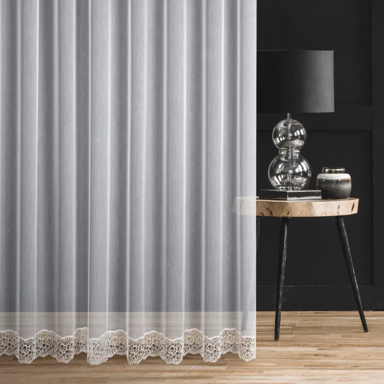 Firana szyta na taśmie 8 cm biała z delikatnej tkaniny typu aden zdobiona aplikacją