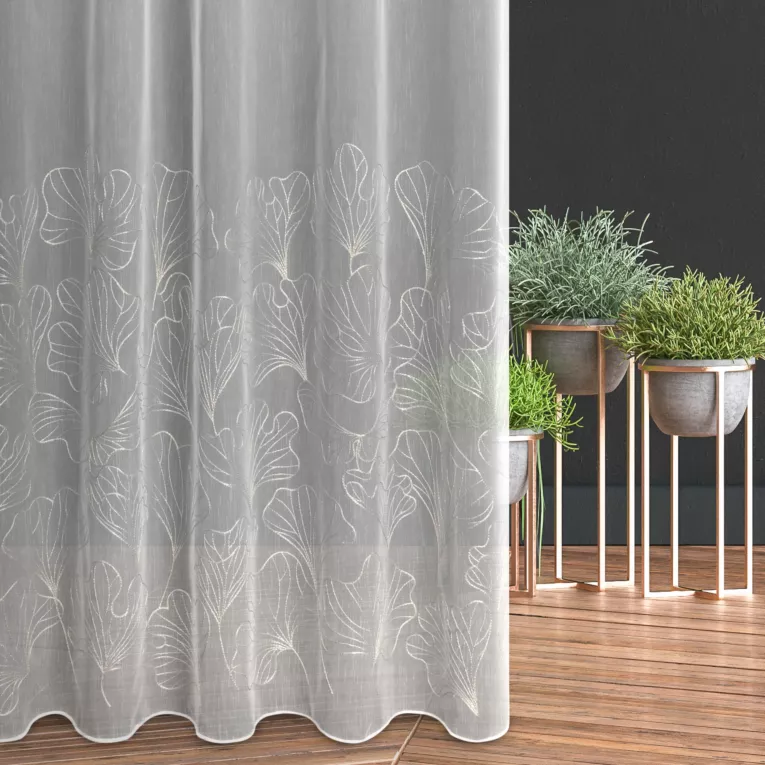 Firana szyta na taśmie 8 cm biało szampańska z matowej tkaniny ADEN haftowanej w botaniczny wzór, wykończona obciążnikiem