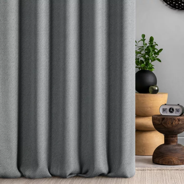 Zasłona szyta na taśmie fala grafitowa z tkaniny z jodełkowym wzorem geometrycznym