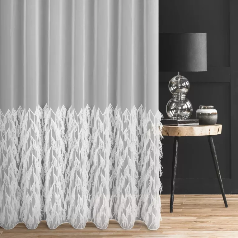 Firana szyta na przelotkach biała z przezroczystej tkaniny peru z puszystymi frędzlowymi pasami wykończona obciążnikiem Italissima Eva Minge