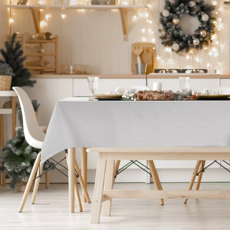 Obrus srebrny 135x180 cm z żakardowej tkaniny FLASH świąteczna w prążki przetykane srebrną nicią