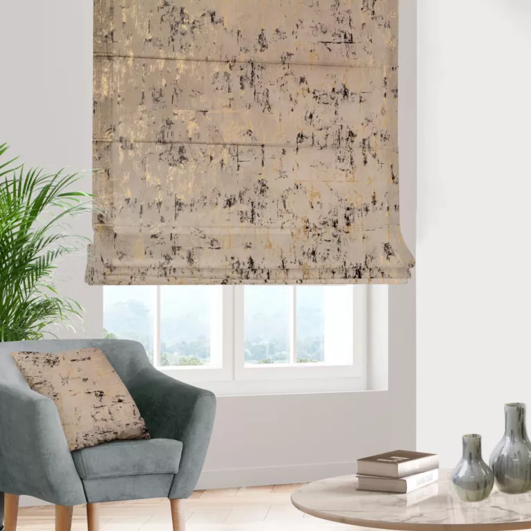 Roleta rzymska beżowo złocista z tkaniny welwetowej zdobionej połyskującym drukiem