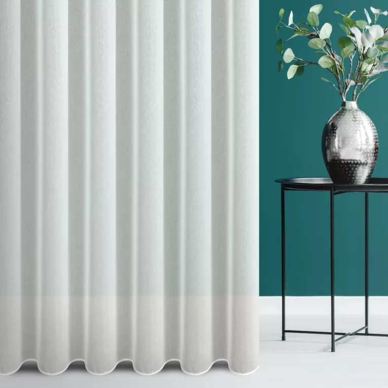 Firana szyta na tunelu kremowa z delikatnej tkaniny z efektem deszczyku, wykończonej obciążnikiem