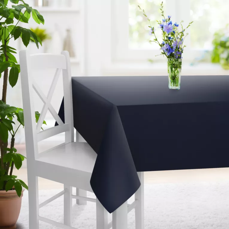 Obrus szyty DORA - HIT granatowy z miękkiej tkaniny o welurowej strukturze