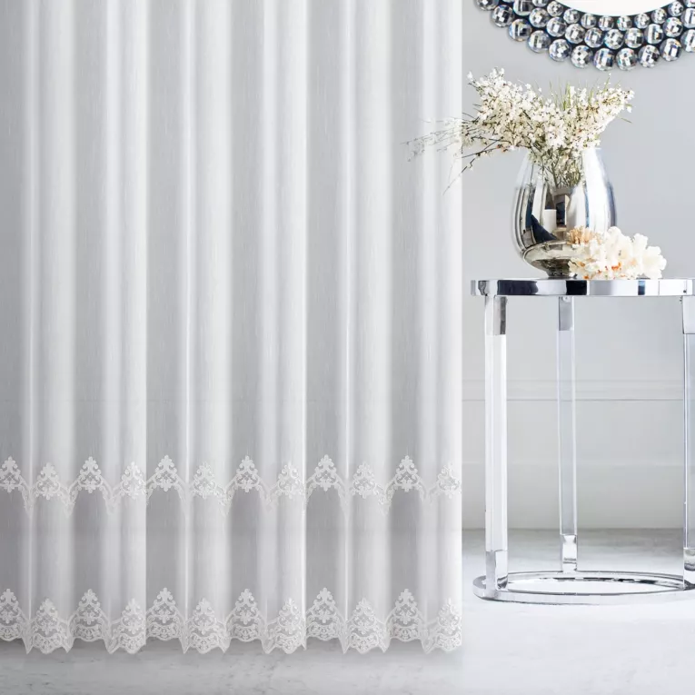 Firana szyta na taśmie 8 cm OCTAVIANA naturalno srebrna z matowej tkaniny ozdobionej kordonkowym wzorem ornamentowym