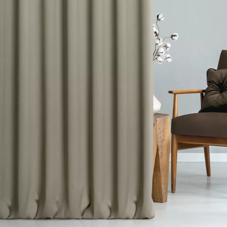 Zasłona szyta na taśmie fala brązowa z gładkiej zaciemniającej tkaniny typu dimout