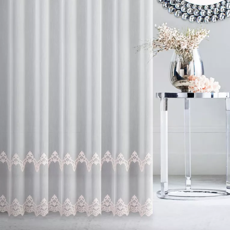 Firana szyta na taśmie 5 cm OCTAVIANA naturalno pudrowo różowa z matowej tkaniny ozdobionej kordonkowym wzorem ornamentowym