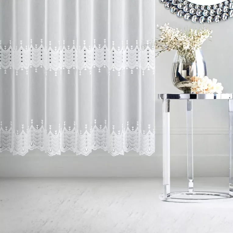 Firana szyta na taśmie fala TAMAYA biała z matowej batystowej tkaniny haftowanej w ażurowy wzór