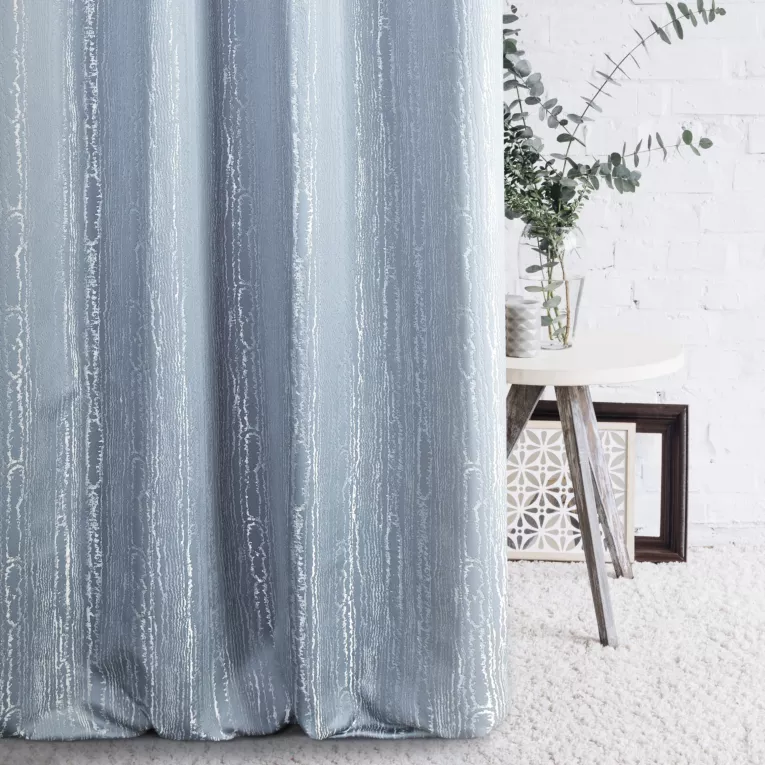 Zasłona szyta na taśmie fala BECKY niebieska w nieregularny marmurkowy wzór z lekkim połyskiem