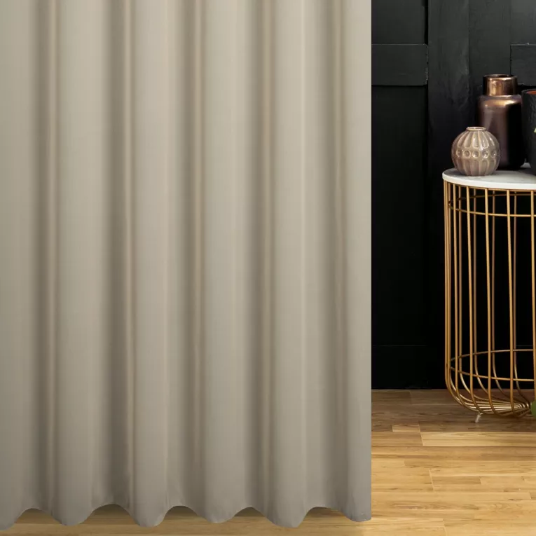 Firana szyta na flexach beżowa z połyskującej tkaniny o charakterystycznym jodełkowym wzorze, wykończona obciążnikiem