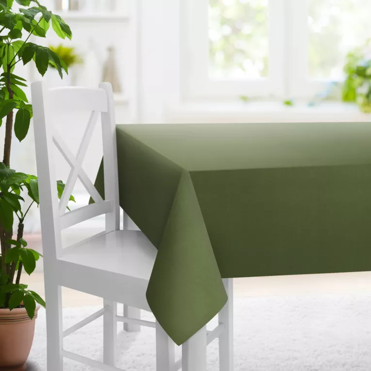 Obrus szyty zielony z miękkiej tkaniny w drobny wzór jodełkowy