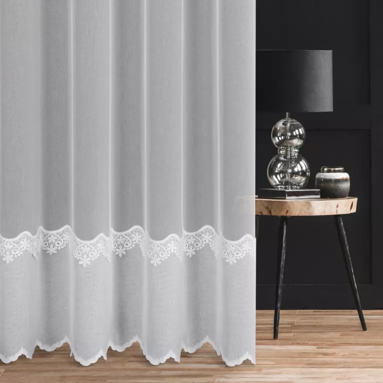 Firana szyta na taśmie fala biała z gładkiej tkaniny typu aden z ozdobnym podwinięciem i matową gipiurką