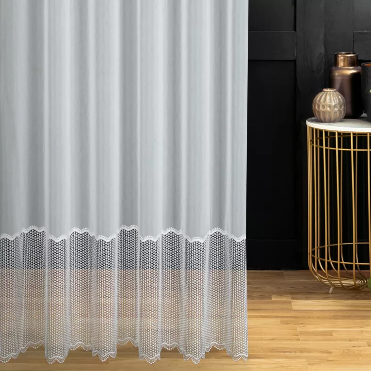 Firana szyta na taśmie 5 cm biała z tkaniny batystowej ozdobionej szeroką aplikacją