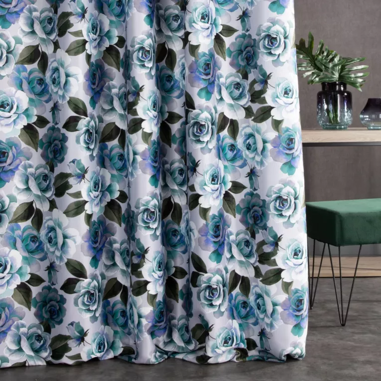 Zasłona szyta na flexach ESHTER biało turkusowa z miękkiej tkaniny typu blackout drukowanej w malarski kwiatowy wzór