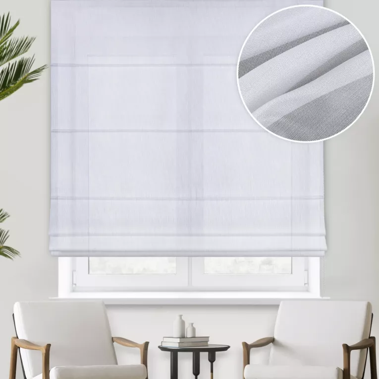 Roleta rzymska biała z miękkiej tkaniny o delikatnym połysku, wykończona obciążnikiem