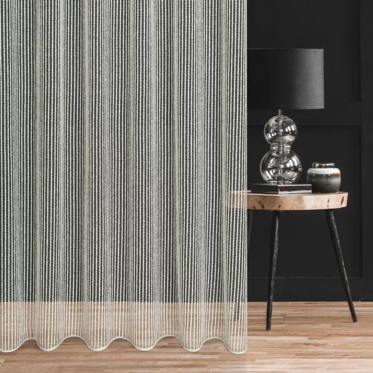 Firana szyta na taśmie 8 cm kremowa luźno tkana siatka, delikatna i miękka w dotyku, wykończona obciążnikiem