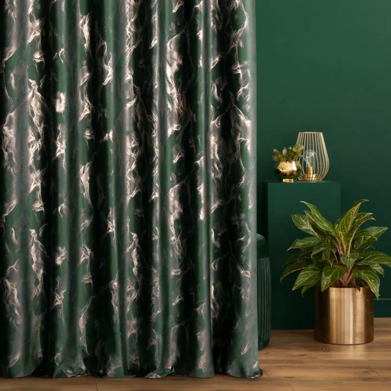 Zasłona szyta na flexach ciemnozielono złocista z tkaniny welwetowej ze złotym marmurkowym nadrukiem