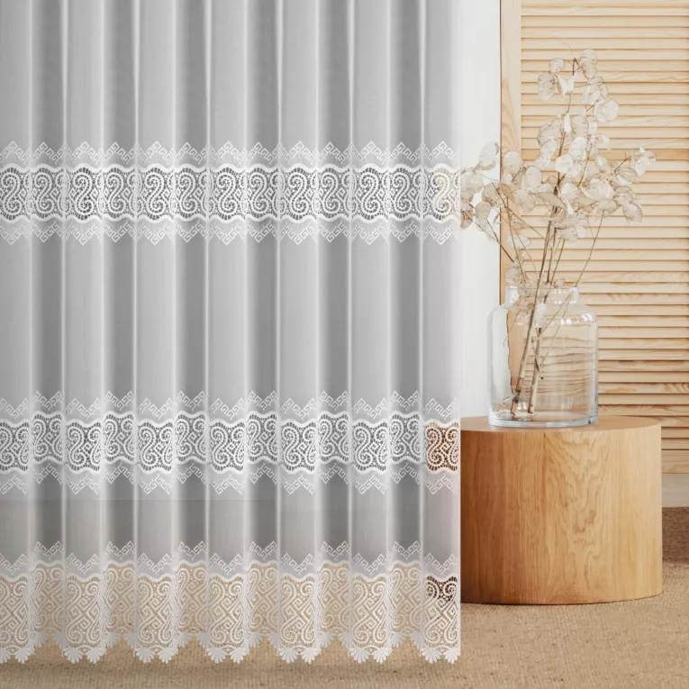 Firana szyta na taśmie 8 cm biała z matowej tkaniny z efektem deszczyku zdobionej aplikacją w formie poziomych pasów