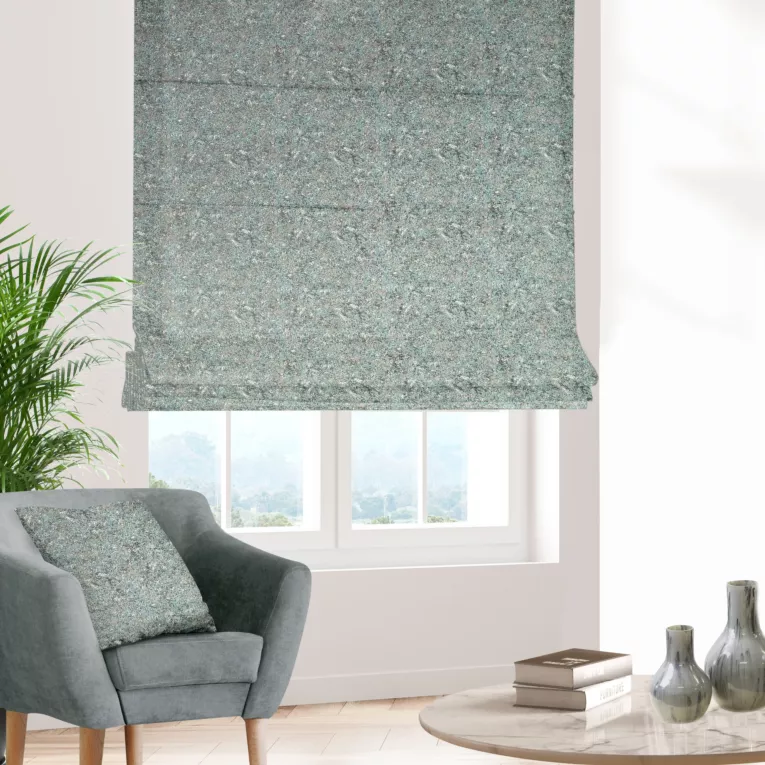 Roleta rzymska DORIANA srebrna z tkaniny o dwukolorowym nieregularnym wzorze