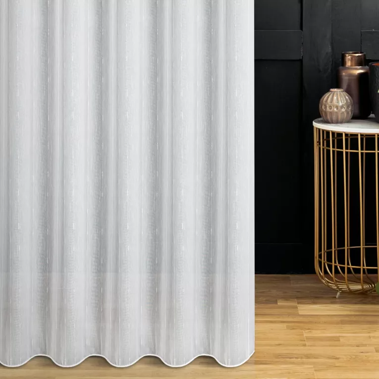 Firana szyta na przelotkach biało srebrzysta z tkaniny typu ADEN z efektem deszczyku w pionowe, delikatnie połyskujące prążki, wykończona obciążnikiem