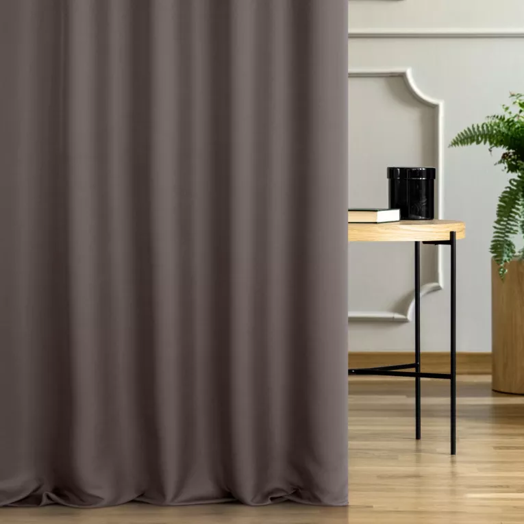 Tkanina zasłonowa zdobiona drobnym wzorem jodełki Eurofirany