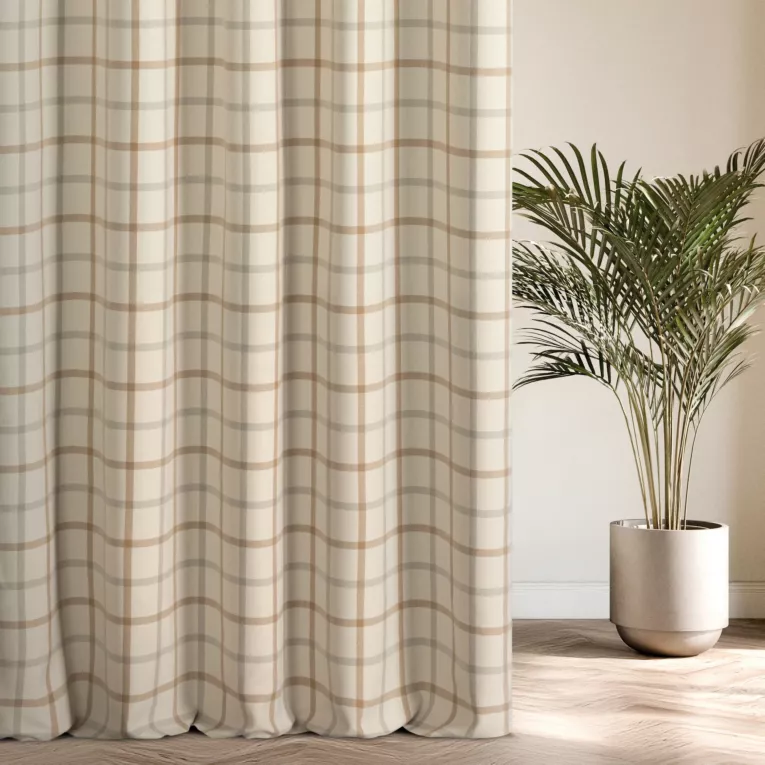 Zasłona szyta na przelotkach jasnobeżowa z tkaniny o jodełkowym splocie z wzorem kraty