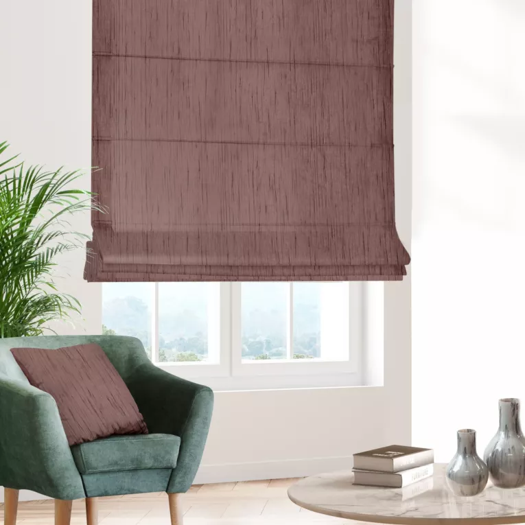 Roleta rzymska wrzosowa z tkaniny welwetowej w pionowe prążki, wykończona obciążnikiem